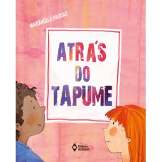 Atrás do tapume